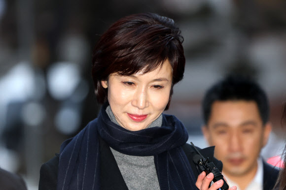 노소영 아트센터 나비 관장이 9일 서울 서초구 서울고등법원에서 열린 최태원 SK그룹 회장과의 재산분할 파기환송심 첫 변론기일에 출석하고 있다. 2026.1.9 연합뉴스