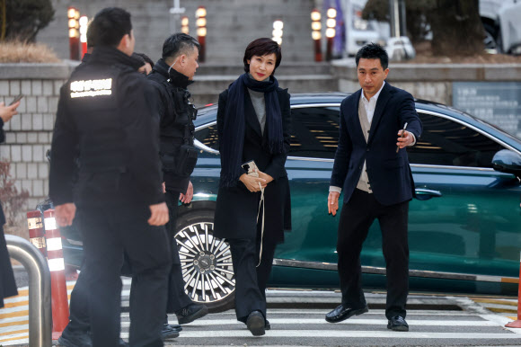 노소영 아트센터 나비 관장이 9일 서울 서초구 서울고등법원에서 열린 최태원 SK그룹 회장과의 재산분할 파기환송심 첫 변론기일에 출석하고 있다. 2026.1.9 연합뉴스