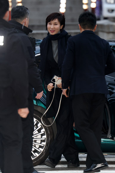 노소영 아트센터 나비 관장이 9일 서울 서초구 서울고등법원에서 열린 최태원 SK그룹 회장과의 재산분할 파기환송심 첫 변론기일에 출석하고 있다. 2026.1.9 연합뉴스