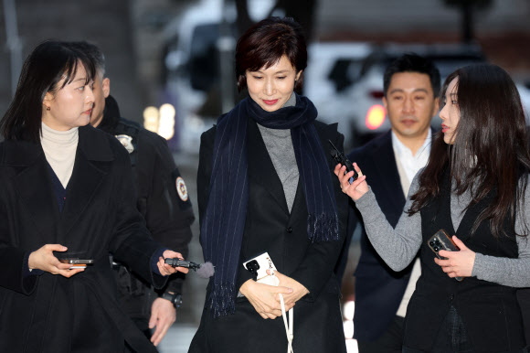 노소영 아트센터 나비 관장이 9일 서울 서초구 서울고등법원에서 열린 최태원 SK그룹 회장과의 재산분할 파기환송심 첫 변론기일에 출석하고 있다. 2026.1.9 연합뉴스