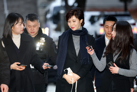 노소영 아트센터 나비 관장이 9일 서울 서초구 서울고등법원에서 열린 최태원 SK그룹 회장과의 재산분할 파기환송심 첫 변론기일에 출석하고 있다. 2026.1.9 연합뉴스