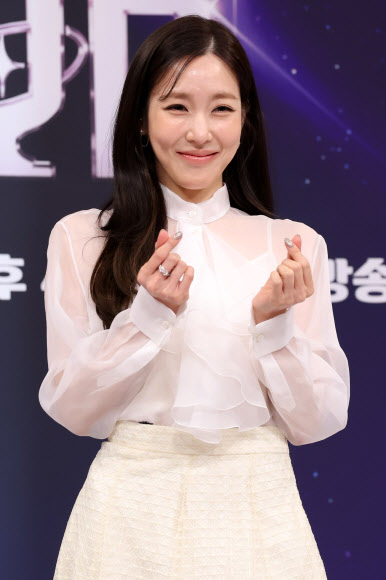 가수 티파니 영이 9일 서울 양천구 목동 SBS사옥에서 열린 예능 ‘베일드 컵’ 제작발표회에서 포즈를 취하고 있다. 2026.1.9 연합뉴스