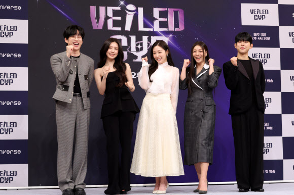 9일 서울 양천구 목동 SBS사옥에서 열린 예능 ‘베일드 컵’ 제작발표회에서 출연진들이 포즈를 취하고 있다. 왼쪽부터 십센치, 미연, 티파니 영, 에일리, 폴킴. 2026.1.9 연합뉴스