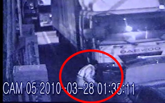 연쇄살인범 안남기(빨간 원)가 택시 트렁크에서 세 번째 피해자 송 모 씨의 시신을 꺼내 옮기는 모습이 찍힌 CCTV  사진-MBC 캡처