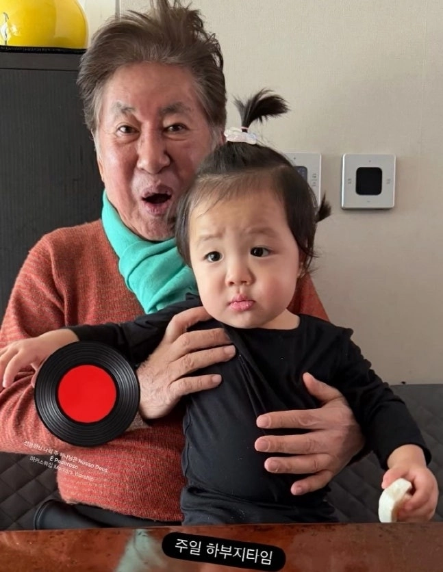배우 김용건이 손자 김우인군을 안고 있는 모습. 황보라 인스타그램 캡처