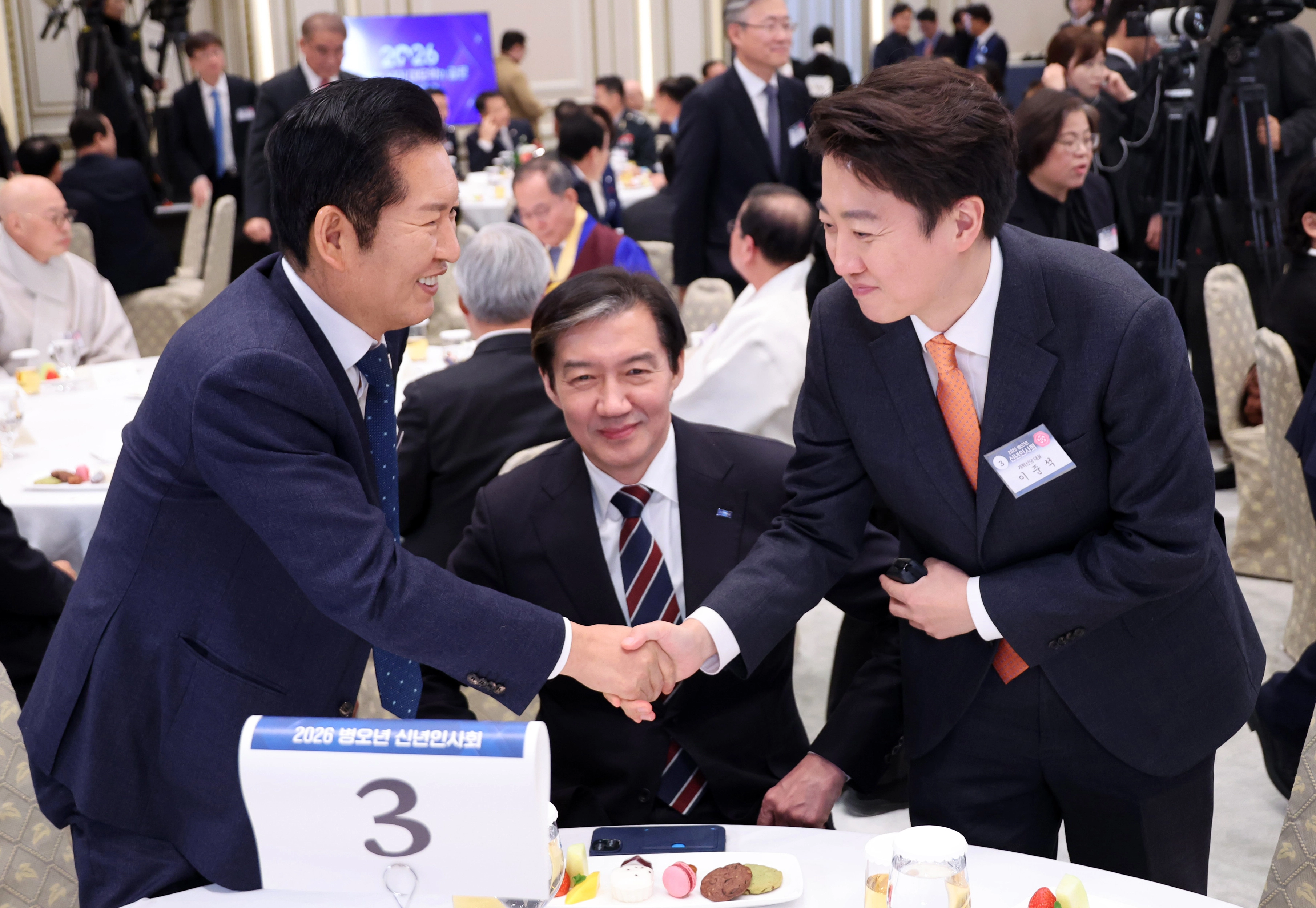 [수정본] 신년 인사 나누는 정청래·조국·이준석  2일 오후 청와대 영빈관에서 열린 2026년 신년 인사회에서 정청래 더불어민주당 대표, 조국 조국혁신당 대표, 이준석 개혁신당 대표가 신년 인사를 나누고 있다. 뉴스1