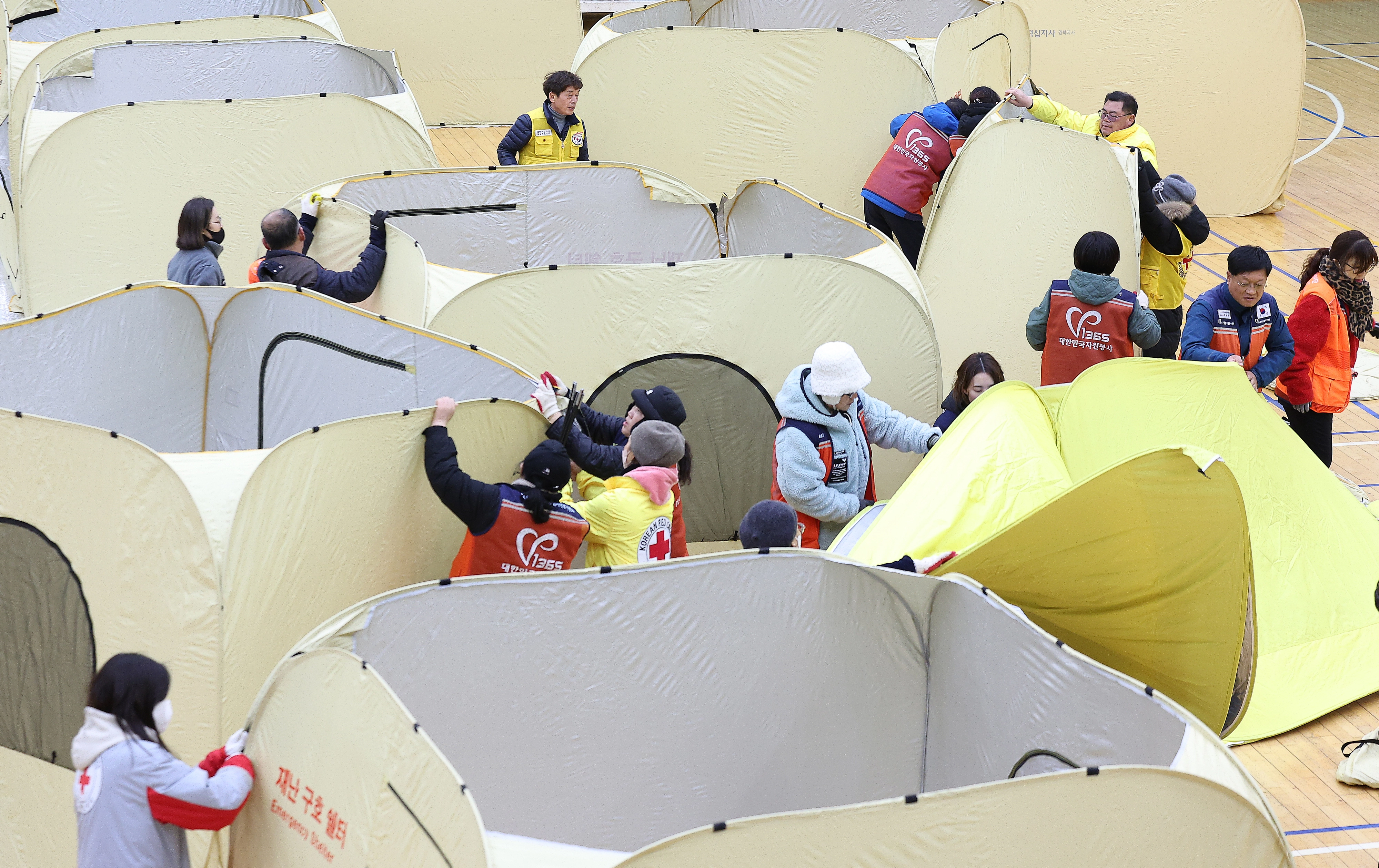 의성체육관 다시 채우는 재난구호 쉘터  경북 의성군에서 산불이 발생한 10일 의성체육관에 마련된 산불대피소에 재난구호 쉘터가 설치되고 있다. 2026.1.10. 연합뉴스