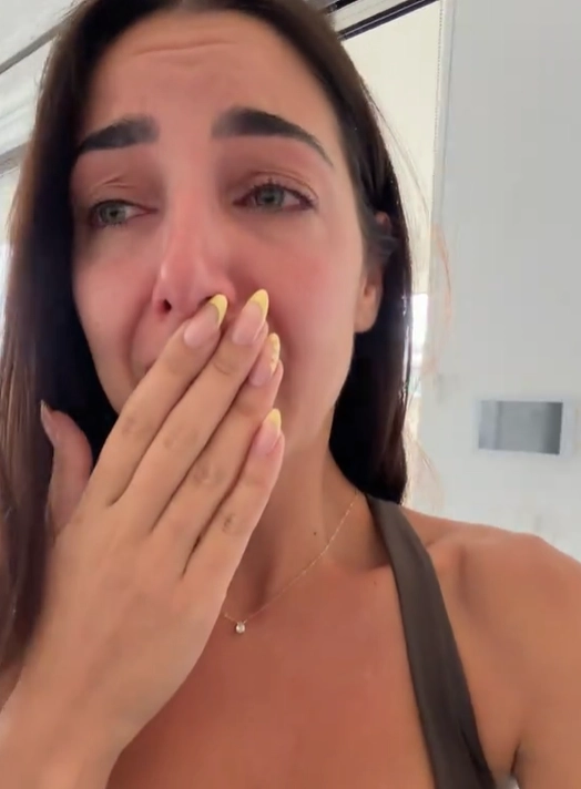 대형 할인점에서 구매한 아몬드 우유 제품에서 정체불명의 검은 물체를 발견했다는 한 호주 여성의 주장이 나와 논란이 일고 있다. 틱톡 캡처