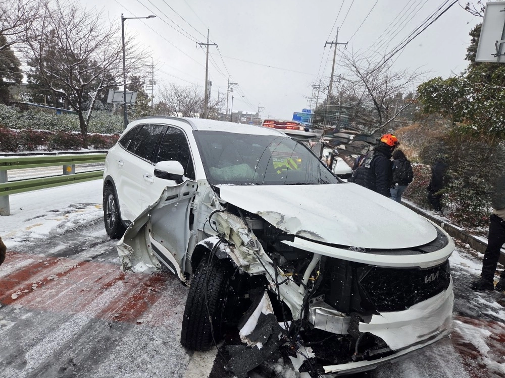 11일 오전 9시 57분쯤 서귀포 동홍동에서 눈길 교통사고로 인해 차량이 일그러져 있다. 제주도소방안전본부 제공