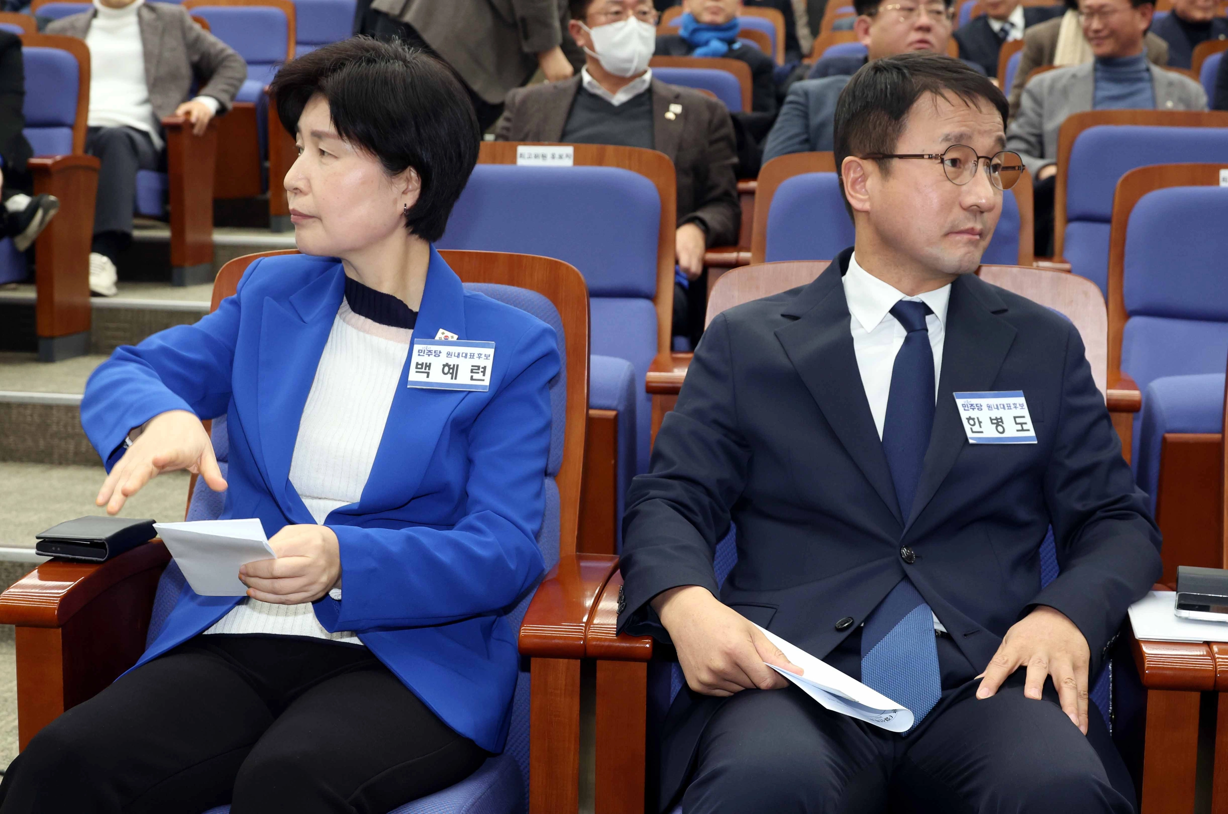 결선에 오른 한병도(오른쪽), 백혜련 더불어민주당 원내대표 후보가 11일 국회에서 열린 원내대표 선출 의원총회에서 서로 다른 곳을 바라보고 있다. 뉴시스