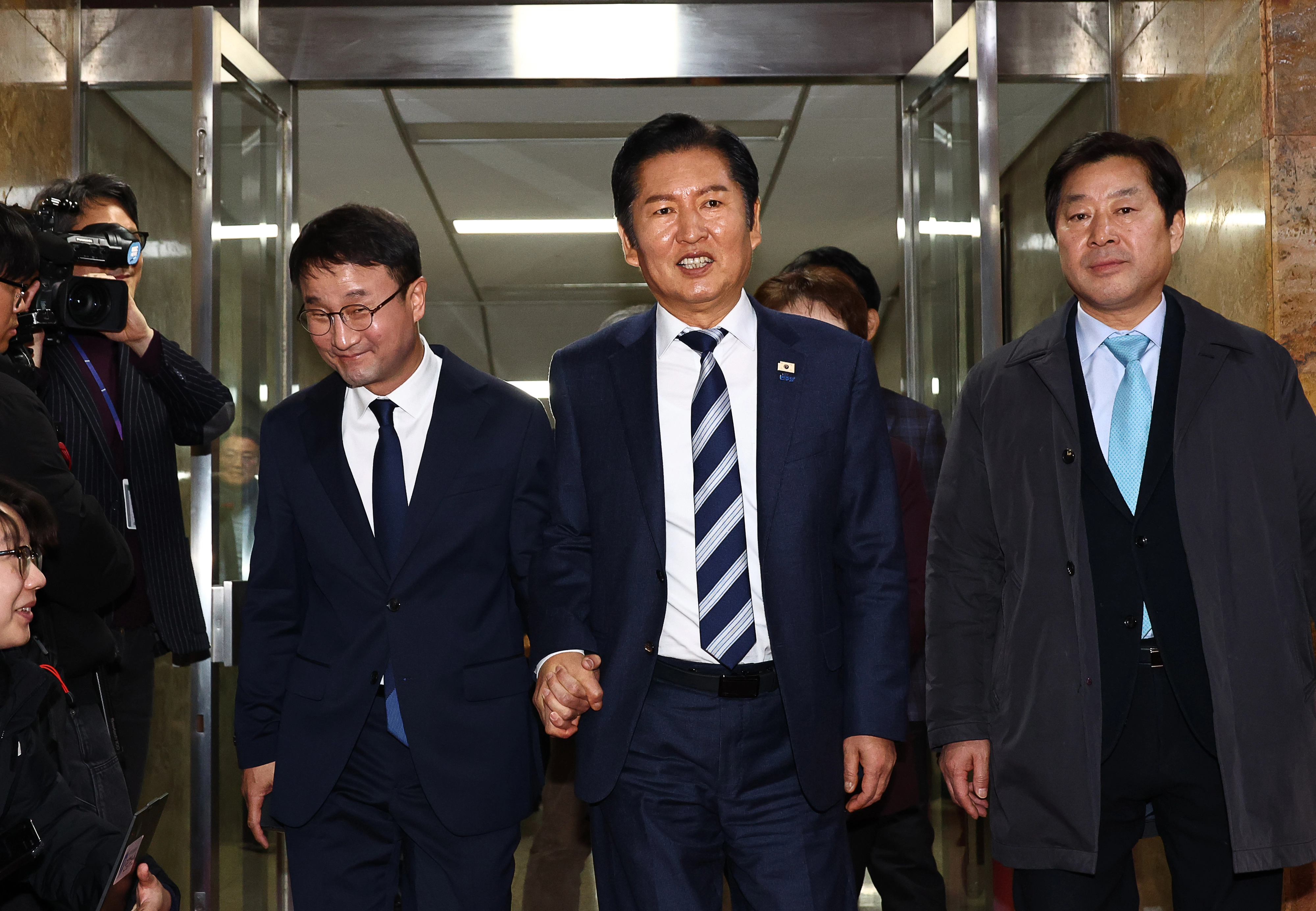 정청래 더불어민주당 대표가 11일 오후 서국회에서 한병도 신임 원내대표와 손을 잡고 최고위원회의를 위해 이동하고 있다. 뉴시스