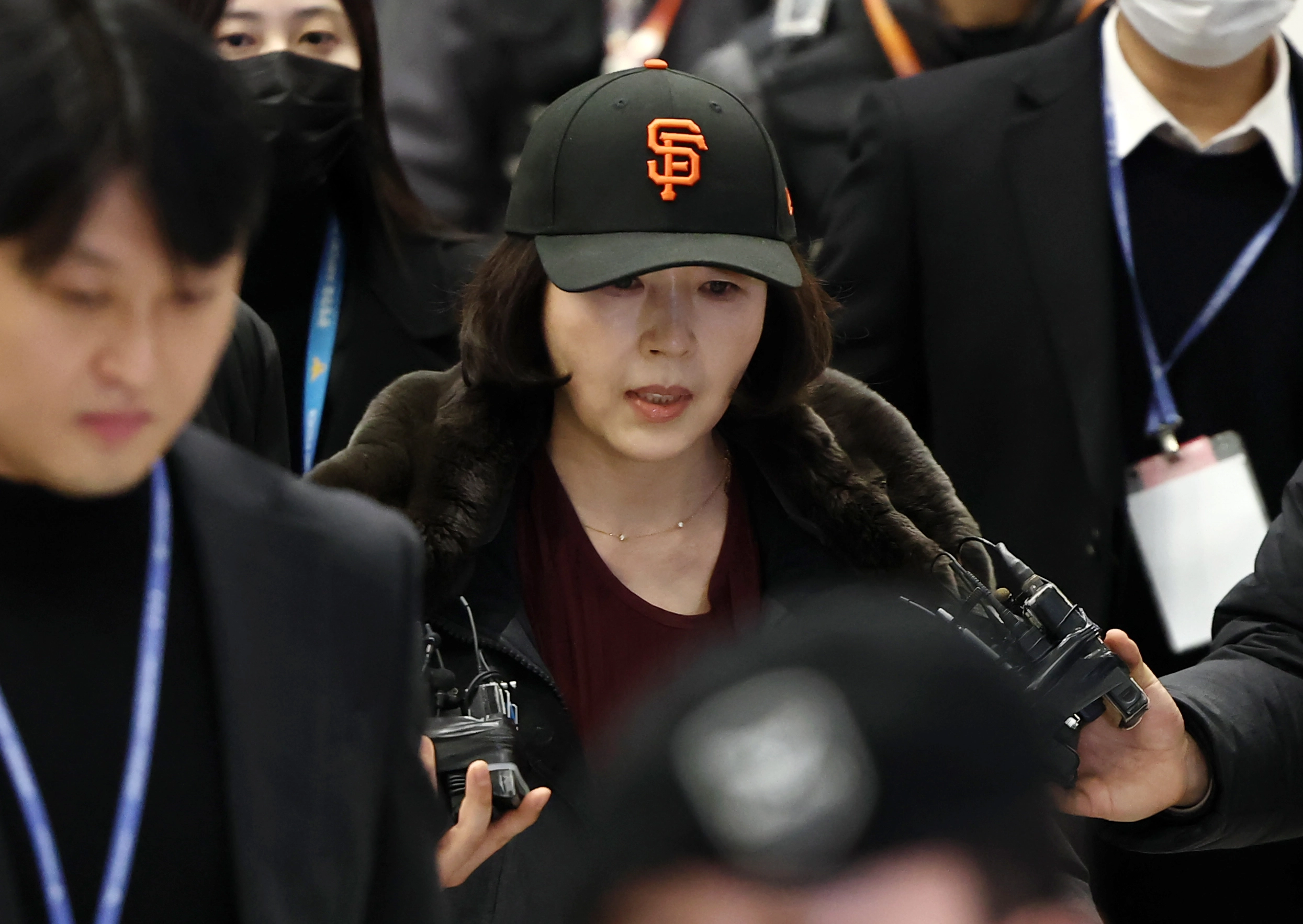 2022년 지방선거를 앞두고 더불어민주당 소속이던 강선우 의원에게 ‘공천헌금’ 1억원을 전달한 의혹을 받는 김경 서울시의원이 11일 인천국제공항 1터미널을 통해 입국하며 취재진의 질문을 받고 있다. 2026.1.11 연합뉴스