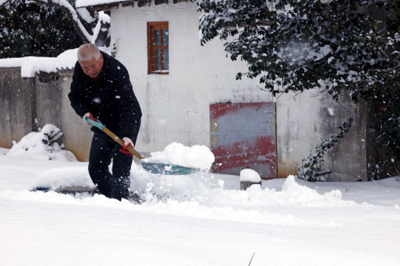 퍼내도 끝없는 눈