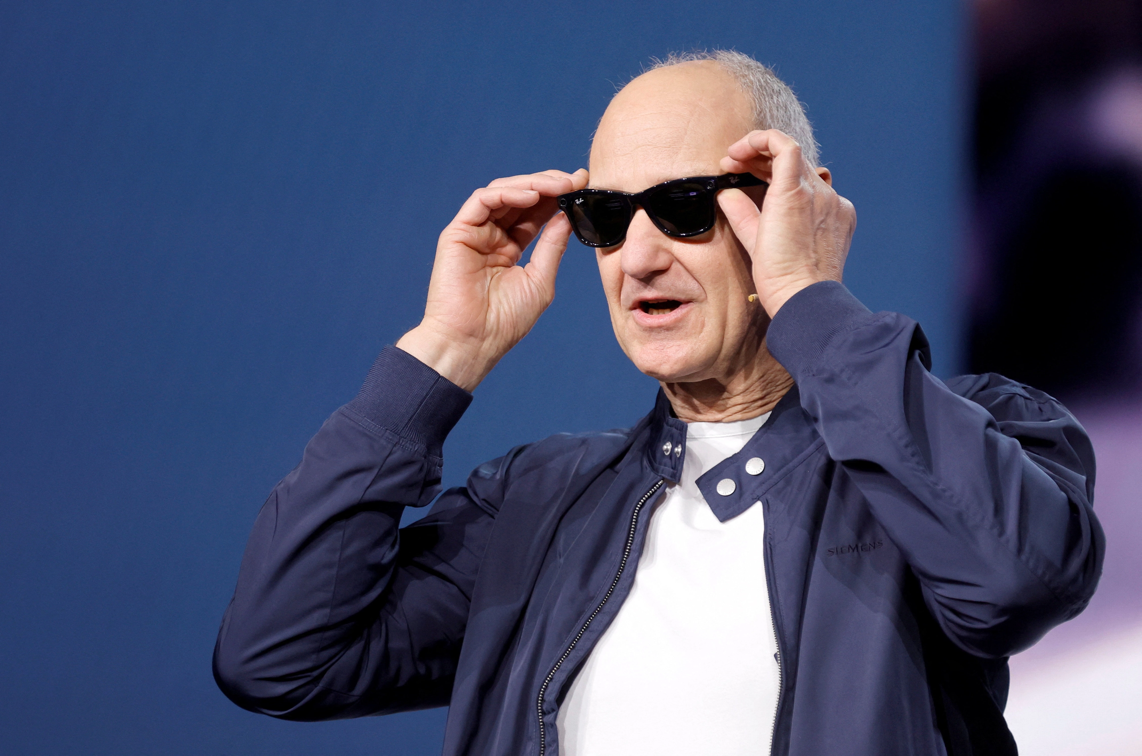 롤런드 부시 지멘스 AG 회장이 CES 개막일에 키노트 연설을 하면서 스마트 안경인 ‘메타 레이밴’을 착용하고 있다.
라스베이거스 로이터 연합뉴스