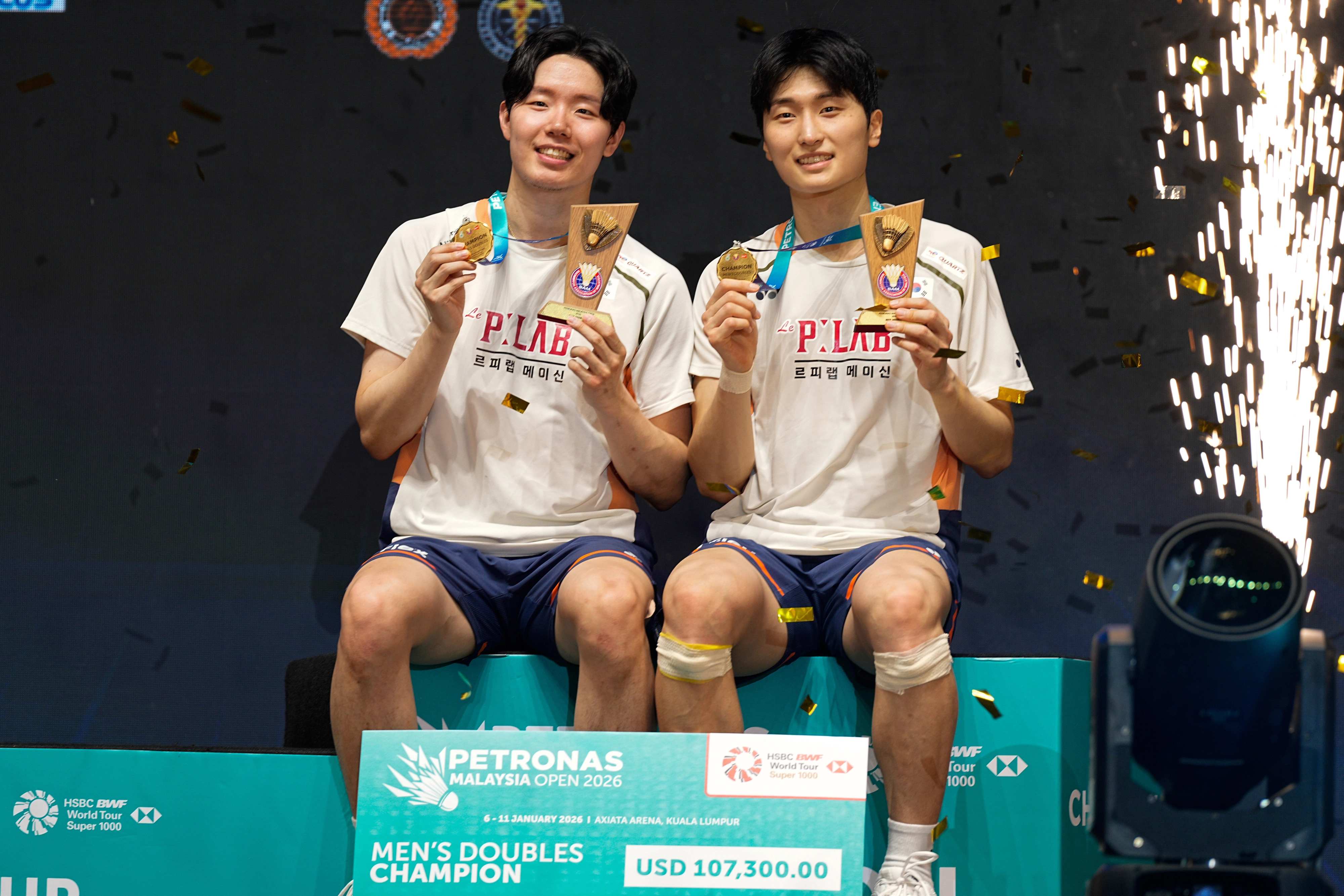 남자 복식 결승에서 우승한 뒤 트로피와 메달을 들어보이는 서승재(왼쪽)와 김원호.
쿠알라룸푸르 AP 연합뉴스