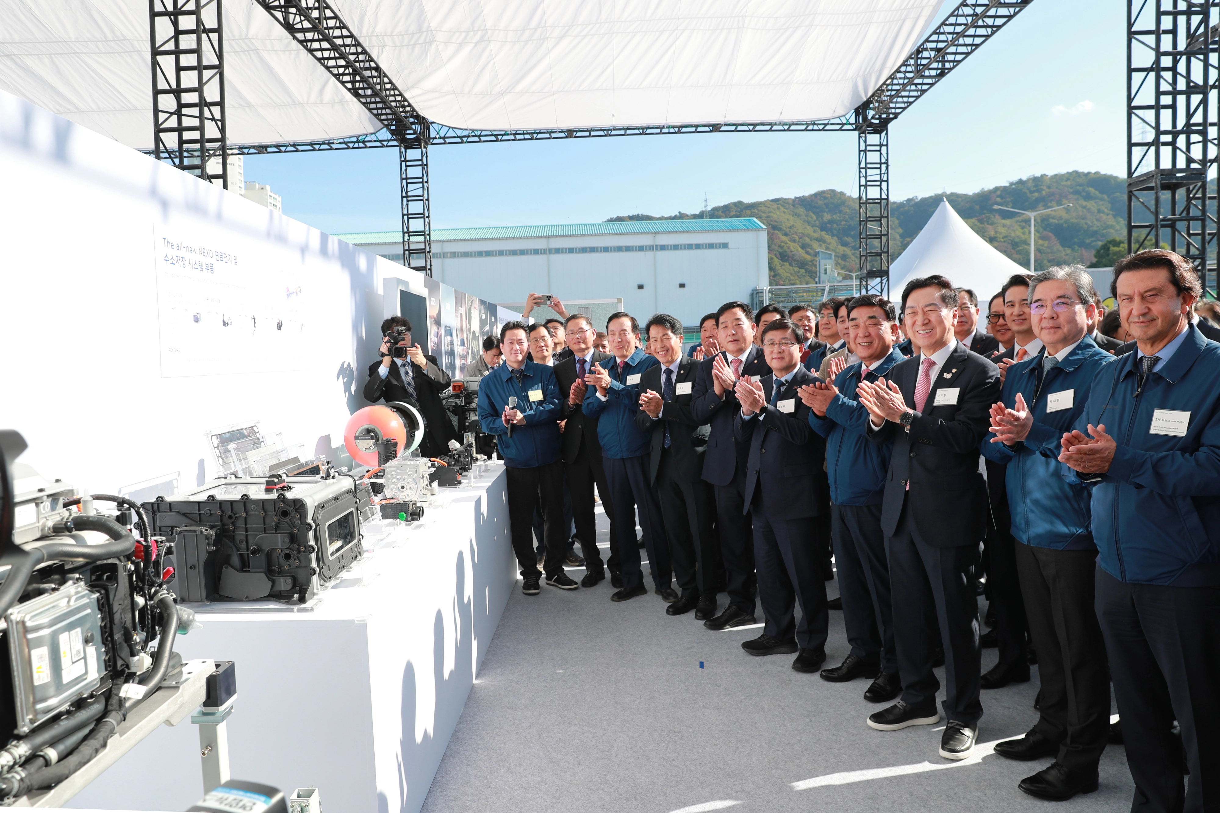 지난해 10월 30일 현대자동차 울산 수소연료전지 신공장 기공식에 참석한 주요 인사들이 현장에 설치된 전시품에 대한 설명을 듣고 있다.  울산시 제공