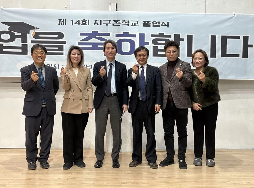 아이수루 의원(오른쪽에서 두 번째)이 주요 내빈들과 기념촬영을 하고 있다.