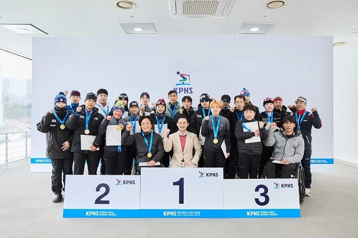 배동현 이사장(앞줄 가운데)이 수상한 선수들과 함께 단체 기념사진을 촬영하고 있다.