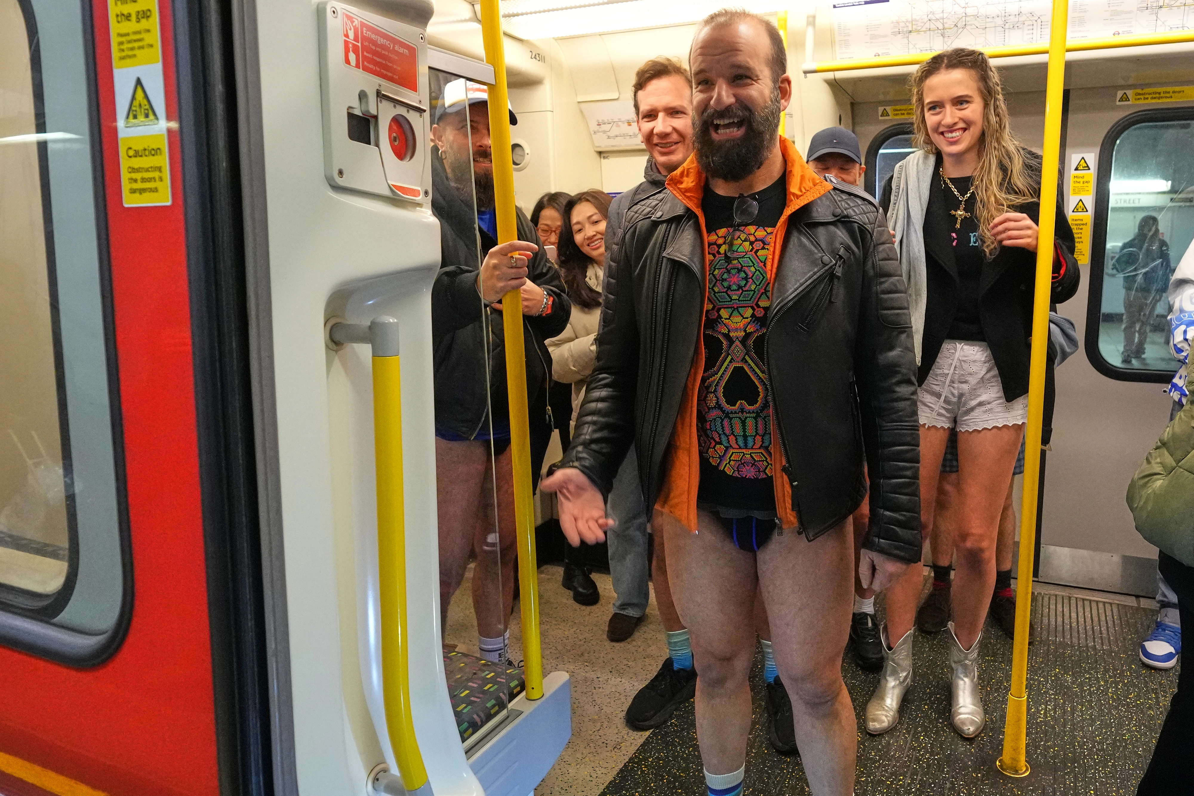 연례 행사인 ‘바지 안 입고 지하철 타기(No Trousers Tube Ride)’가 열린 2026년 1월 11일(현지시간), 영국 런던에서 승객들이 하의를 입지 않은 채 지하철을 이용하고 있다. AP뉴시스