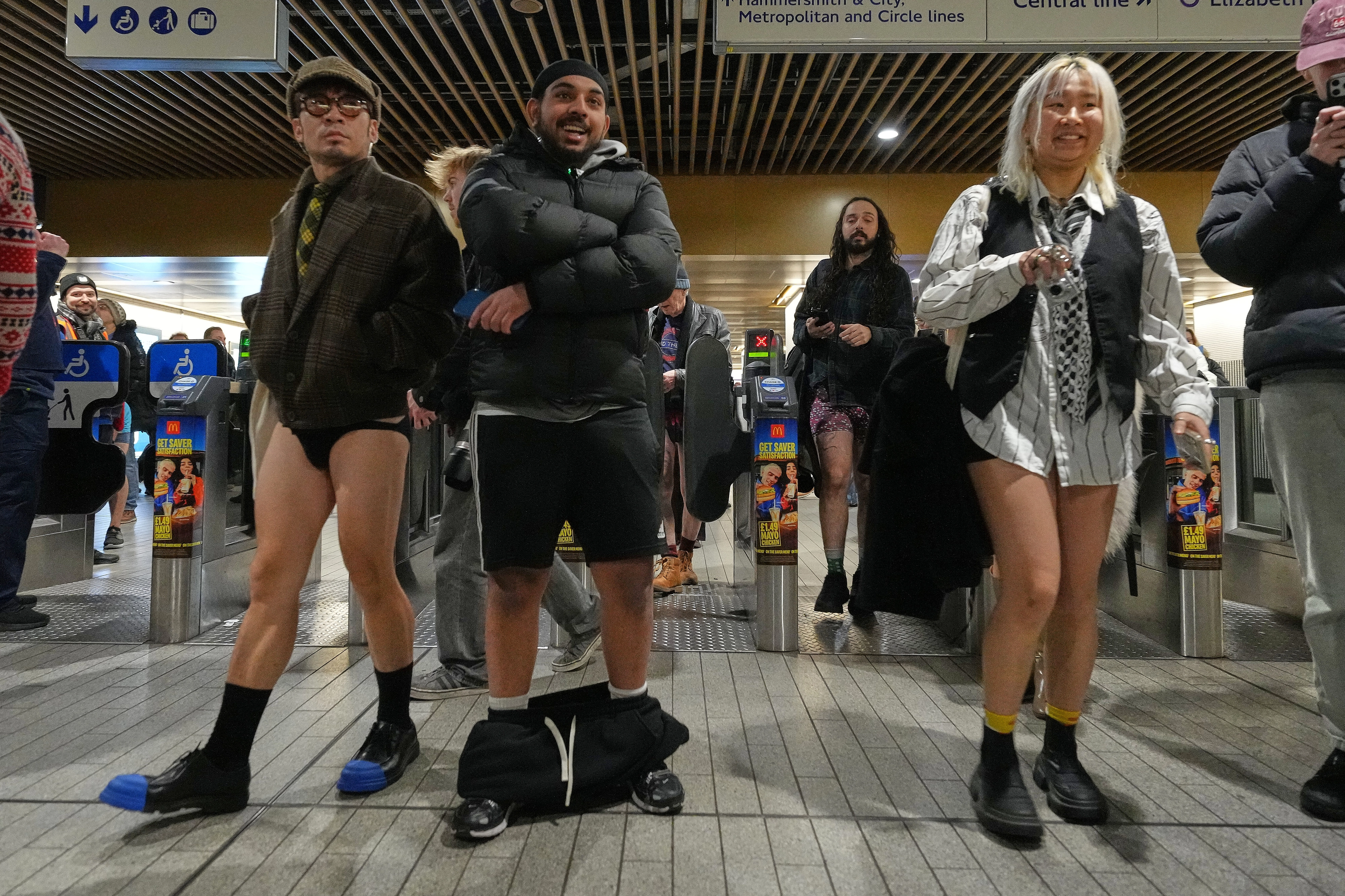 연례 행사인 ‘바지 안 입고 지하철 타기(No Trousers Tube Ride)’가 열린 2026년 1월 11일(현지시간), 영국 런던에서 승객들이 하의를 입지 않은 채 지하철을 이용하고 있다. AP뉴시스