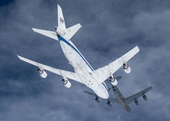 공중급유기 KC-135R이 E-4B 공중지휘통제기에 급유하는 모습. 미 공군 제공