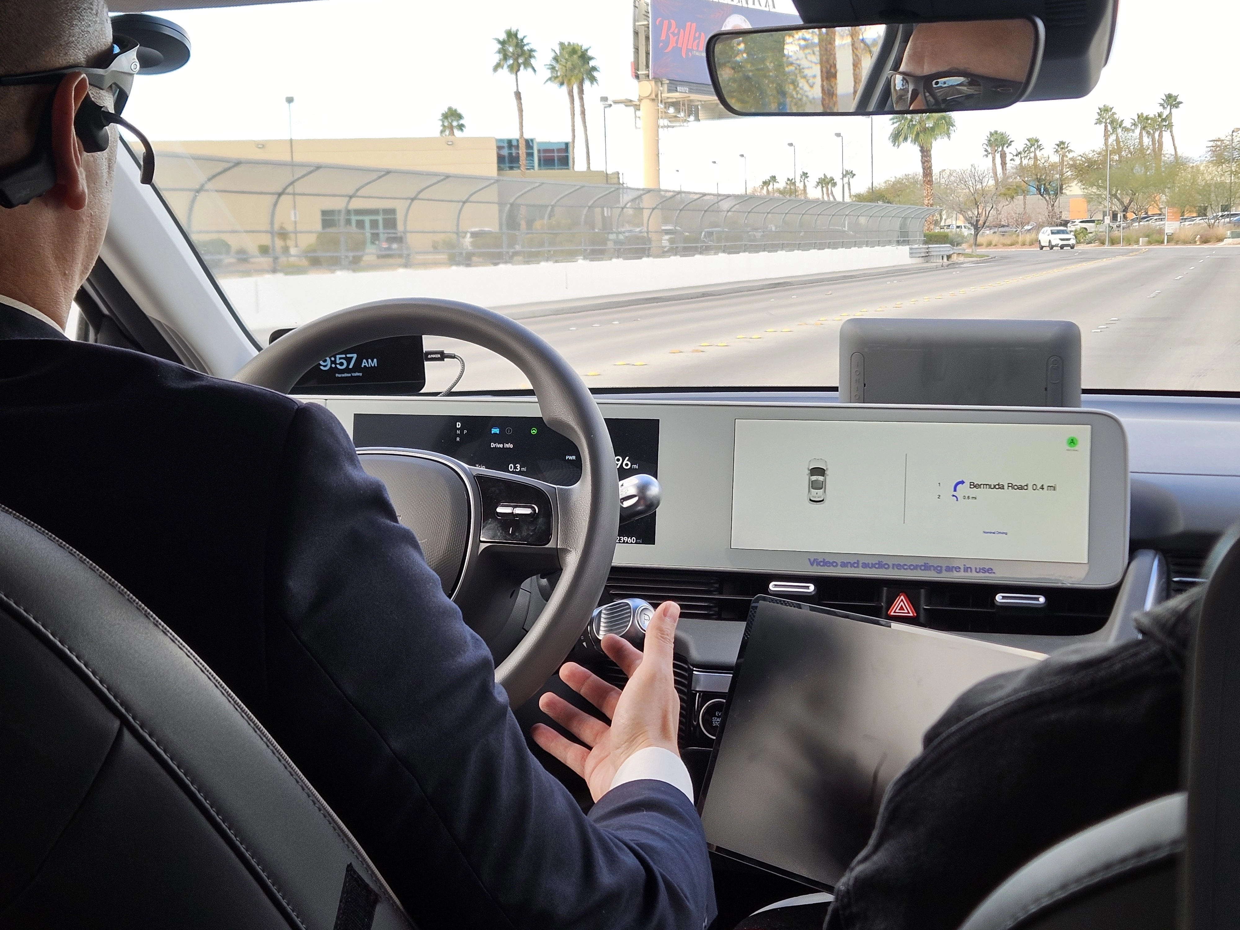 로보택시가 주행하는 도중 운전석에 탑승한 운전자가 손을 대지 않는 상태로 주행하는 모습.