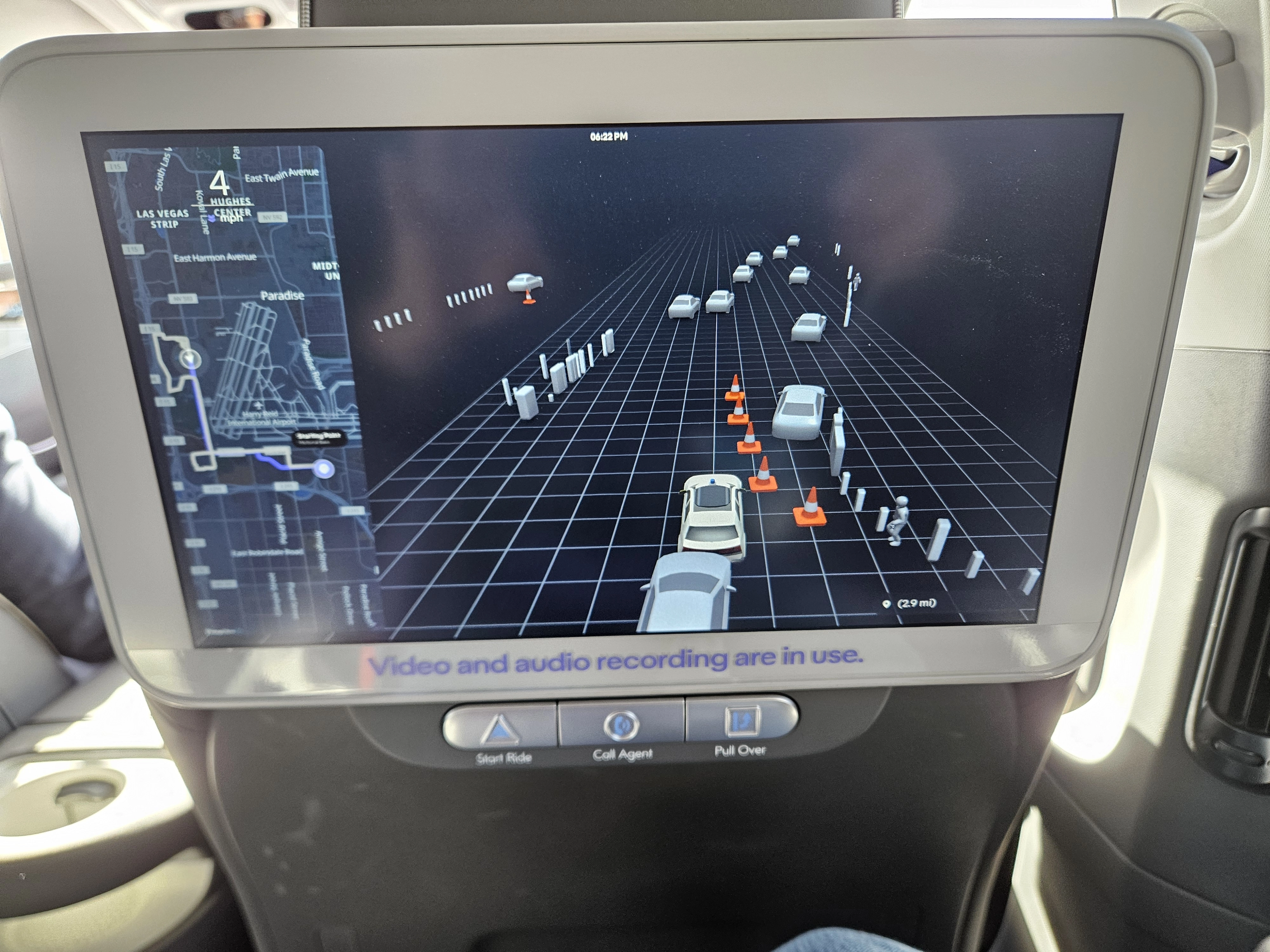 로보택시 조수석 뒤 대형 모니터에 실시간으로 표시된 다른 차량이나 교통콘 등 도로 환경.