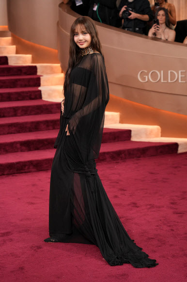블랙핑크 리사가 11일(현지시간) 미국 캘리포니아주 베벌리힐스의 베벌리 힐튼에서 열린 ‘제83회 골든글로브 시상식’ 레드카펫에 참석해 포즈를 취하고 있다. AP 연합뉴스