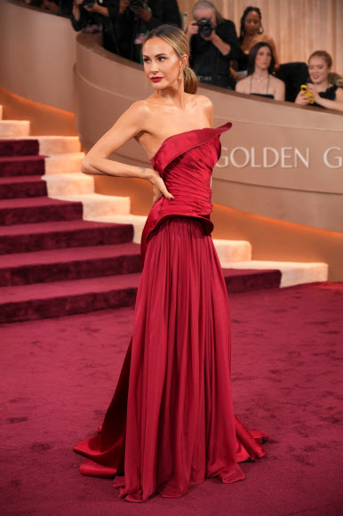 켈티 나이트가 11일(현지시간) 미국 캘리포니아주 베벌리힐스의 베벌리 힐튼에서 열린 ‘제83회 골든글로브 시상식’ 레드카펫에 참석해 포즈를 취하고 있다. AP 연합뉴스