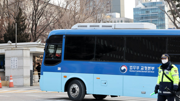 윤석열 전 대통령이 탑승한 호송차가 12일 서울 서초구 서울중앙지방법원으로 들어서고 있다. 2026.1.12  연합뉴스