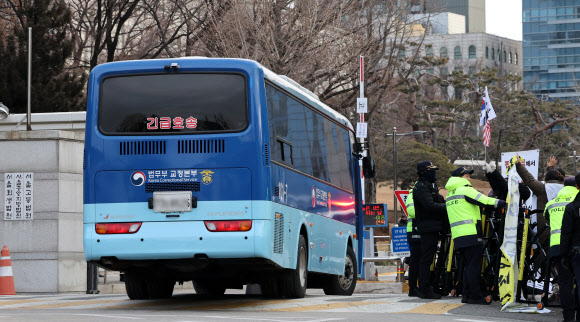 윤석열 전 대통령이 탑승한 호송차가 12일 서울 서초구 서울중앙지방법원으로 들어서고 있다. 2026.1.12  연합뉴스