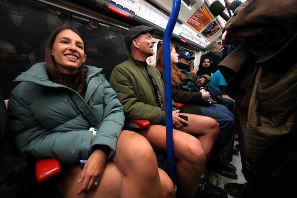 11일(현지시간) 영국 런던에서 ‘바지 안 입고 지하철 타기’(No Trousers Tube Ride) 연례행사가 열려 바지를 입지 않은 승객들이 지하철을 이용하고 있다. AP 연합뉴스