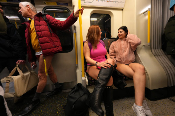 11일(현지시간) 영국 런던에서 ‘바지 안 입고 지하철 타기’(No Trousers Tube Ride) 연례행사가 열려 바지를 입지 않은 승객들이 지하철을 이용하고 있다. AP 연합뉴스