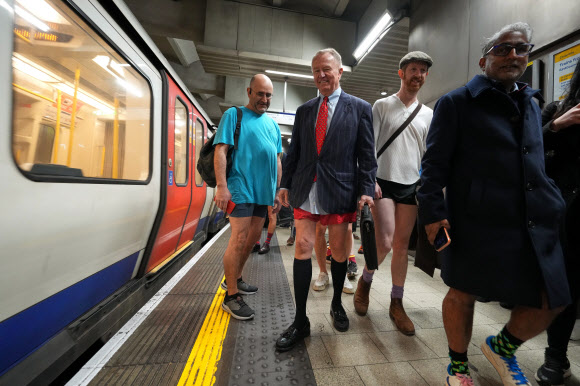 11일(현지시간) 영국 런던에서 ‘바지 안 입고 지하철 타기’(No Trousers Tube Ride) 연례행사가 열려 바지를 입지 않은 승객들이 지하철을 이용하고 있다. AP 연합뉴스