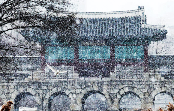 12일 경기도 수원시 세계문화유산 화성(華城) 화홍문에 눈이 내리고 있다. 2026.1.12  연합뉴스