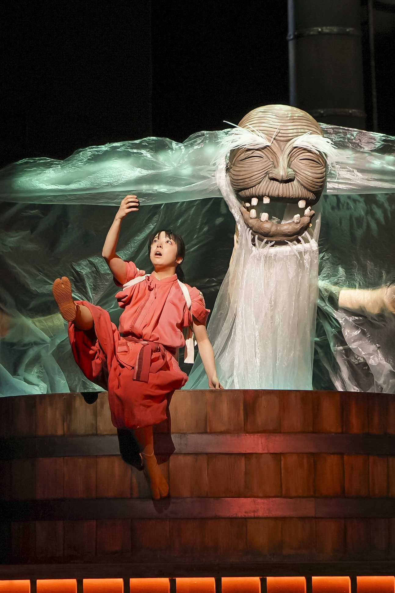 연극 ‘센과 치히로의 행방불명’은 일본 애니메이션 거장 미야자키 하야오 감독의 동명 애니메이션을 충실하게 옮겼다. 치히로와 강의 신(사진) 등 캐릭터와 서사 흐름, 의상이 원작과 높은 일치율을 보인다. 
도호 제공