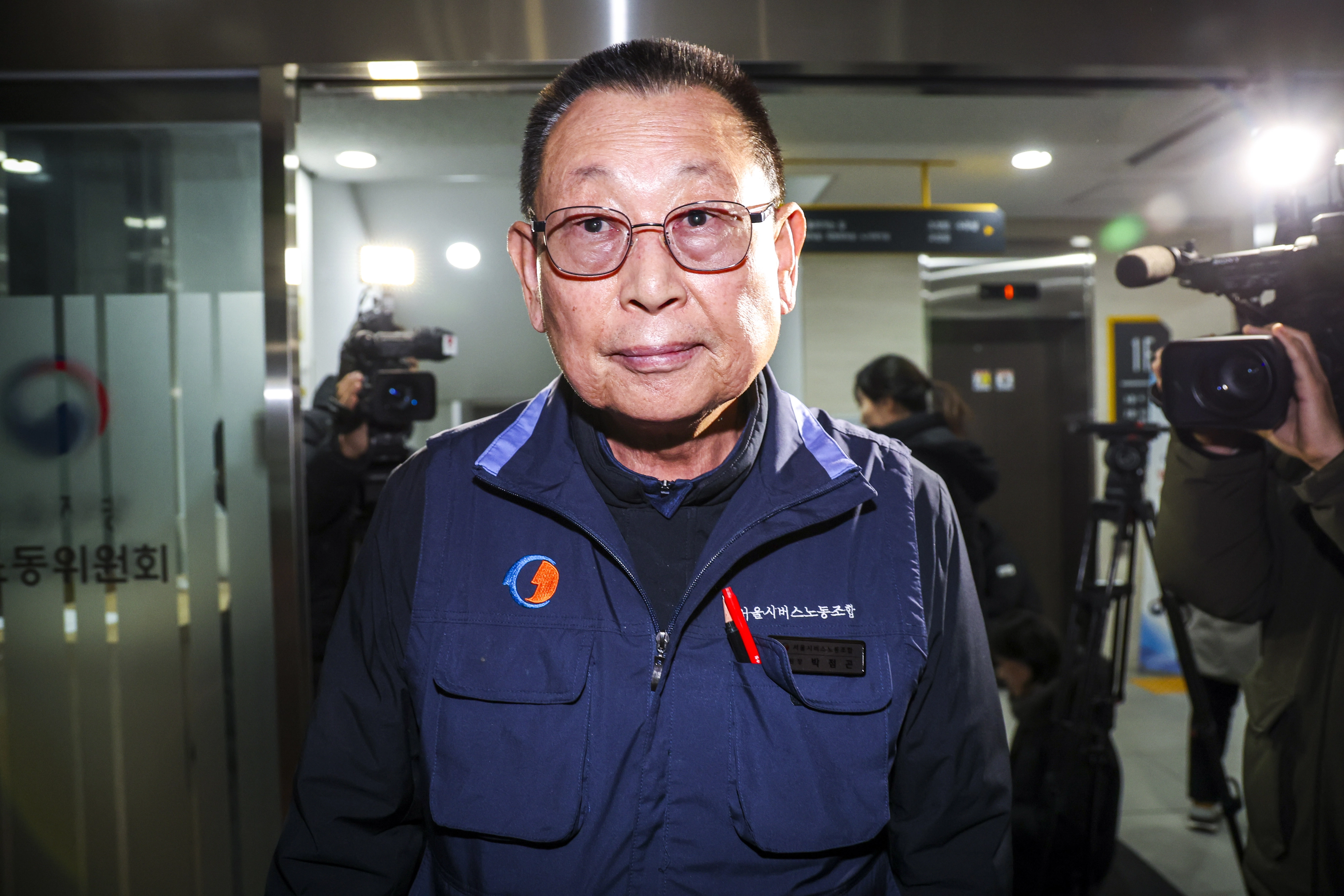 박점곤 전국자동차노동조합연맹 서울시버스노동조합 위원장이 13일 서울 영등포구 서울지방노동위원회에서 열린 서울시버스노동조합 노동쟁의 조정신청사건 특별조정위원회 사후 조정회의에서 협상이 최종 결렬된 뒤 위원회를 나오고 있다. 2026.1.12 뉴시스