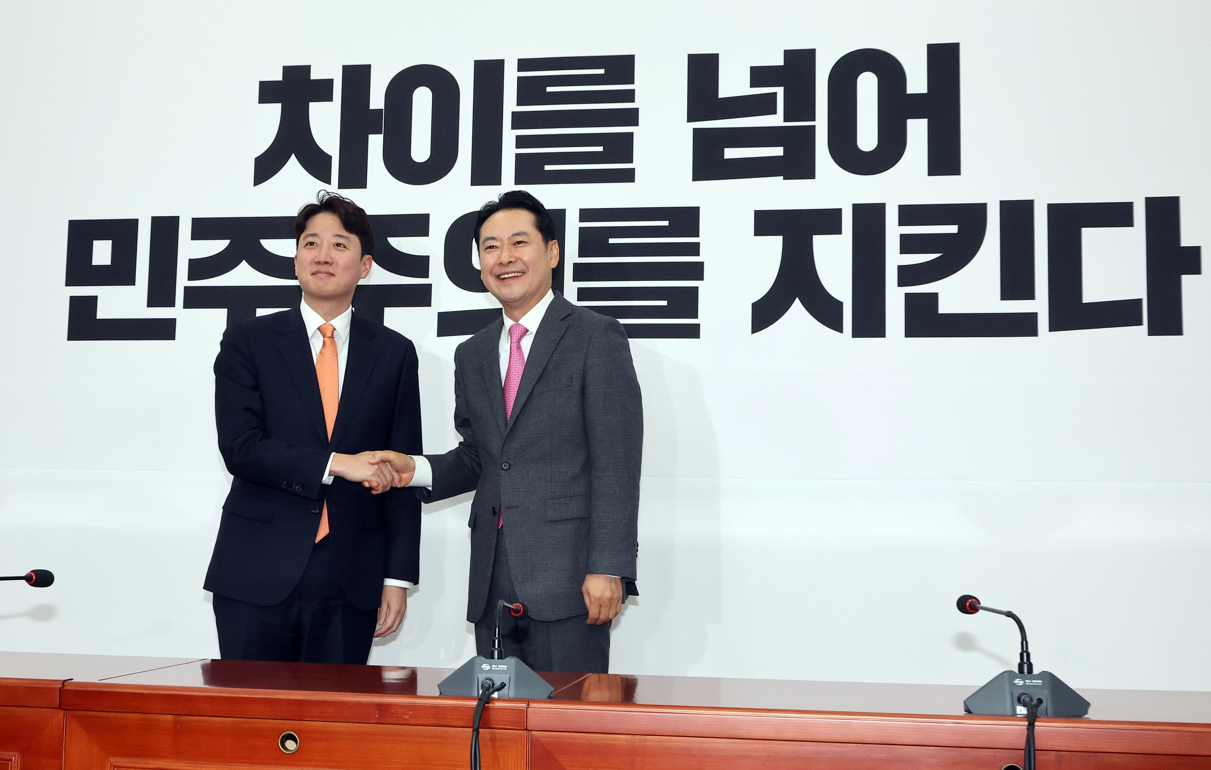 악수하는 국민의힘-개혁신당  국민의힘 장동혁 대표와 개혁신당 이준석 대표가 13일 국회 국민의힘 당대표 회의실에서 만나 악수하고 있다. 연합뉴스