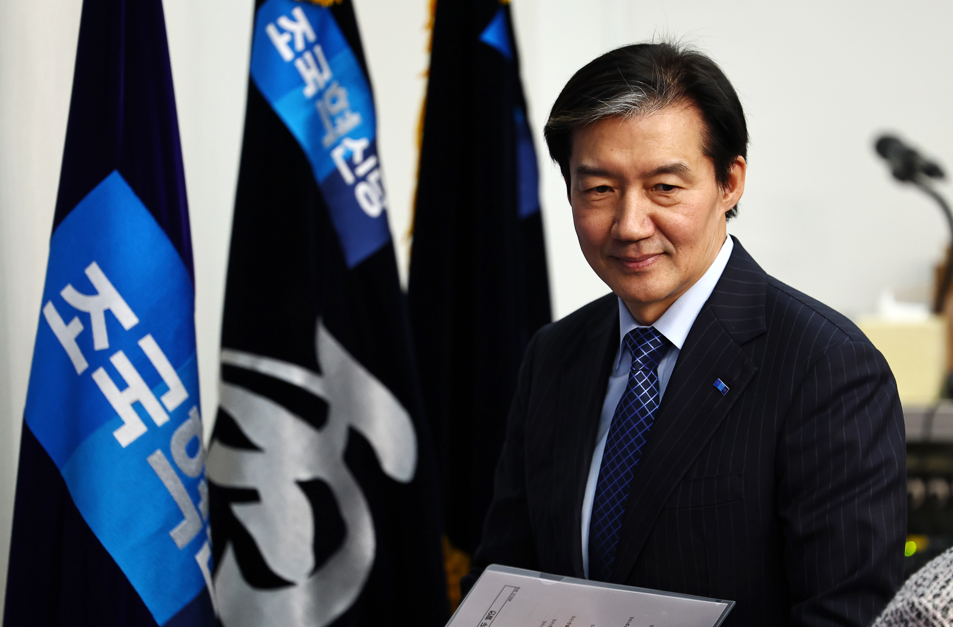 입장하는 조국 대표  조국 조국혁신당 대표가 12일 오전 서울 여의도 국회에서 열린 최고위원회에서 입장하고 있다. 뉴시스