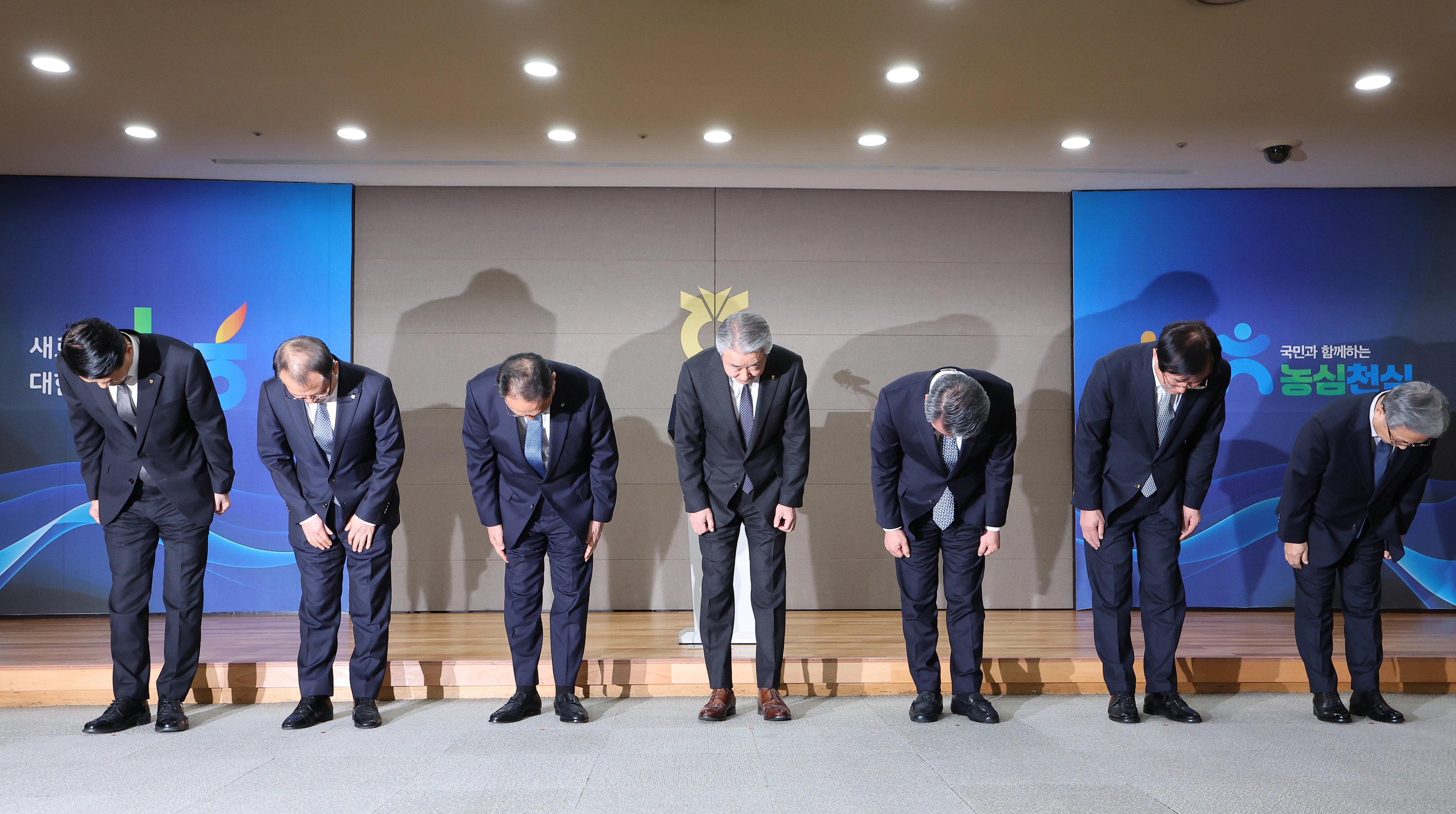 농협중앙회 대국민 사과  강호동 농협중앙회장과 농협 임직원들이 지난 1월 서울 중구 농협중앙회에서 농림축산식품부가 지난 8일 발표한 농협중앙회에 대한 특별감사 중간 결과와 관련해 대국민 사과 인사를 하고 있다. 
연합뉴스