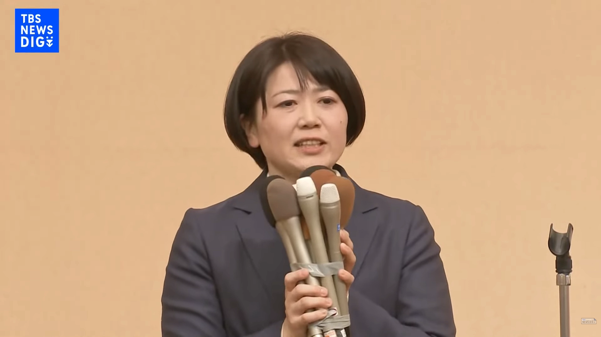 기혼 남성 직원과 러브호텔에 드나든 사실이 발각돼 사퇴했던 일본 군마현 마에바시시의 오가와 아키라(43) 전 시장이 12일 실시된 마에바시 시장 선거에서 재당선된 뒤 지지자들 앞에서 소감을 말하고 있다. TBS 뉴스 보도화면 캡처