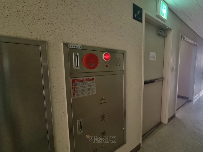 화재경보기 오작동이 발생한 서울 마포구의 한 오피스텔 복도. 비상계단 바로 옆에 화재경보기가 있다. 서울신문 DB