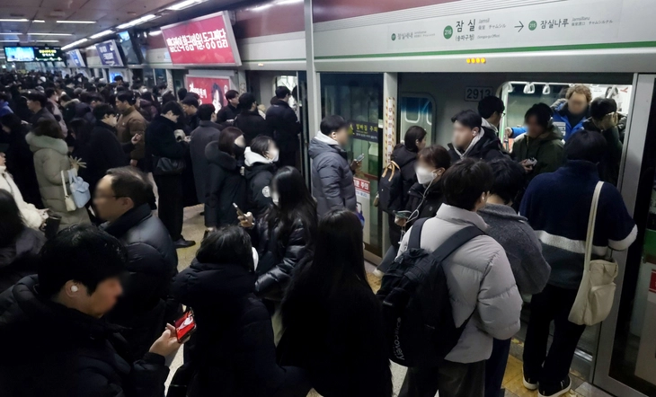 서울시버스노동조합이 총파업에 돌입한 13일 서울 송파구 잠실역 2호선에서 출근 중인 시민들이 열차를 오르내리고 있다. 이지훈 기자