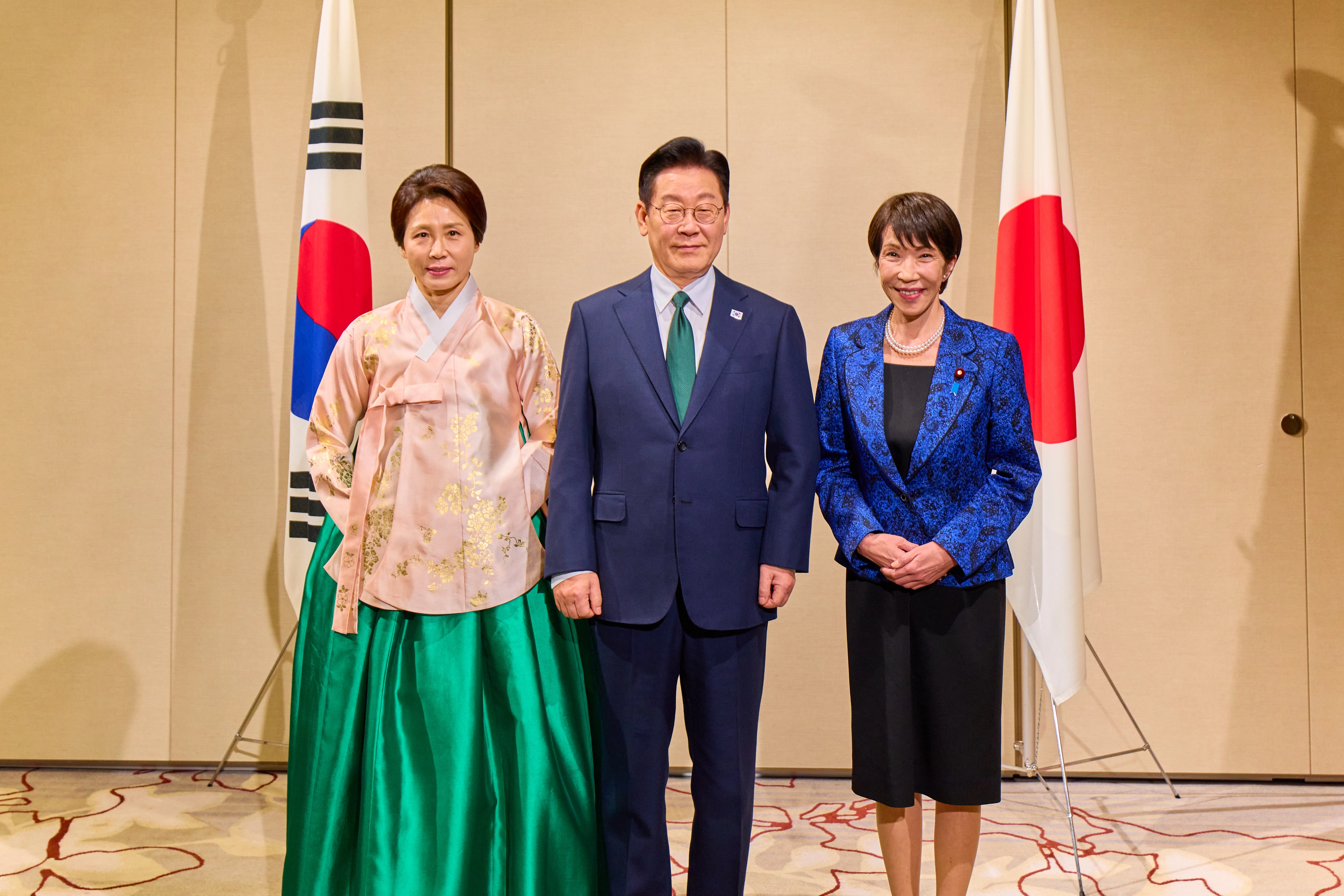 기념촬영하는 이재명 대통령 부부와 다카이치 총리  이재명 대통령과 김혜경 여사가 13일 일본 나라현의 한 호텔에서 진행된 일본 총리 주재 만찬에서 다카이치 사나에 총리와 기념촬영을 하고 있다. 2026.1.13 공동취재