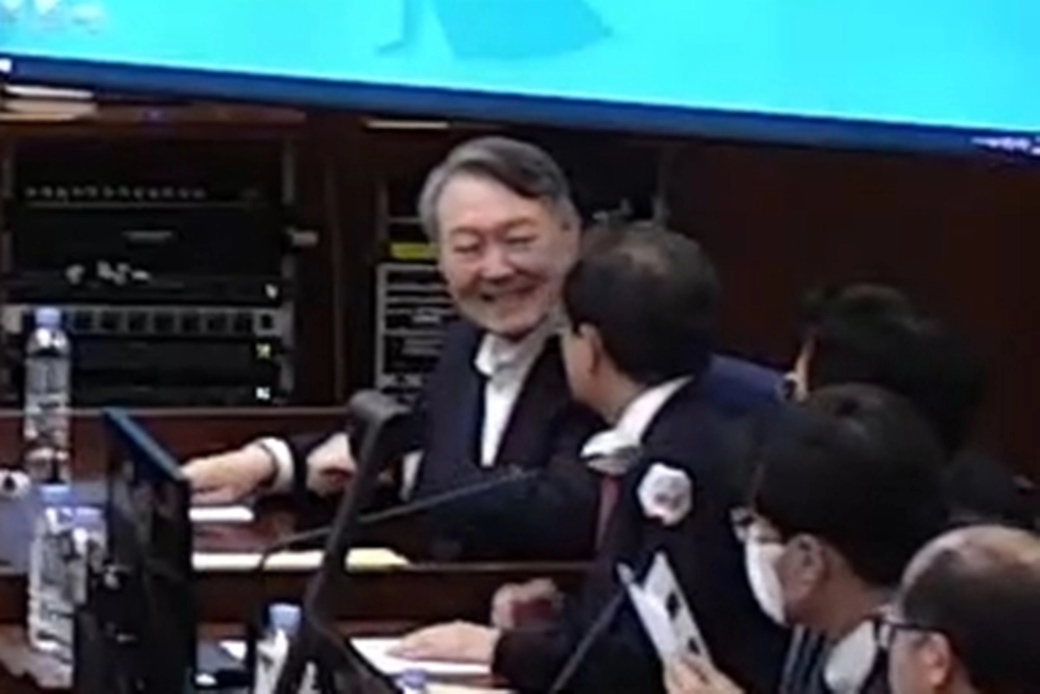 내란 우두머리 결심공판 중 웃음 보이는 윤석열 전 대통령  12·3 비상계엄 관련 내란 우두머리 혐의로 기소된 윤석열 전 대통령이 13일 서울 서초구 서울중앙지방법원 417호 형사대법정에서 열린 내란 우두머리 혐의 결심공판에서 변호인들과 대화하며 웃고 있다. 2026.1.13 서울중앙지법 제공