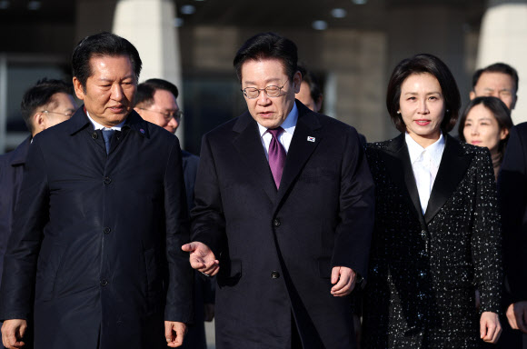 한일 정상회담을 위해 일본 나라현을 방문하는 이재명 대통령이 13일 성남 서울공항에서 공군 1호기로 이동하며 더불어민주당 정청래 대표와 대화하고 있다. 2026.1.13 연합뉴스