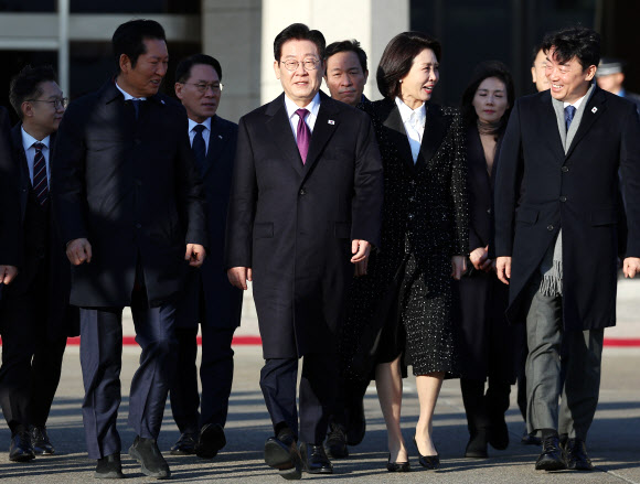 한일 정상회담을 위해 일본 나라현을 방문하는 이재명 대통령이 13일 성남 서울공항에서 공군 1호기로 이동하고 있다. 2026.1.13 연합뉴스