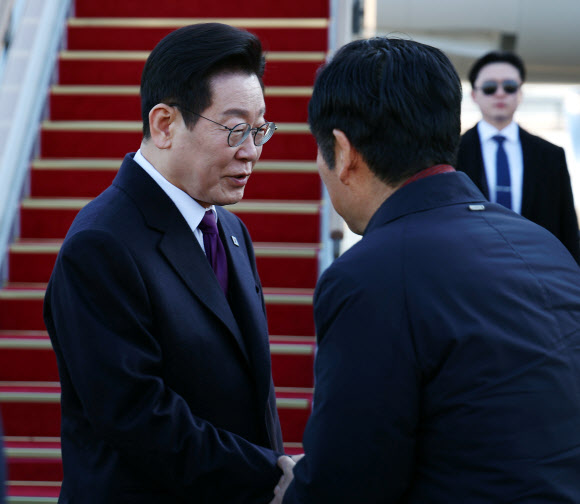 한일 정상회담을 위해 일본 나라현을 방문하는 이재명 대통령이 13일 성남 서울공항에서 환송나온 더불어민주당 정청래 대표와 인사하고 있다. 2026.1.13 연합뉴스