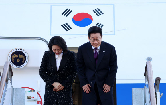 한일 정상회담을 위해 일본 나라현을 방문하는 이재명 대통령과 김혜경 여사가 13일 성남 서울공항 공군 1호기에서 환송객에게 인사하고 있다. 2026.1.13 연합뉴스