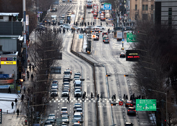 서울 시내버스 노동조합이 무기한 전면파업에 돌입한 13일 서울 종로 일대 버스전용차선에 버스가 없다. 2026.1.13 연합뉴스